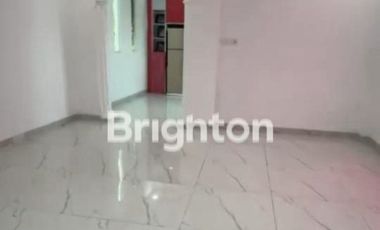 DIJUAL RUMAH 2 LANTAI LOKASI DEPAN POLDA KALTIM HARGA NEGO