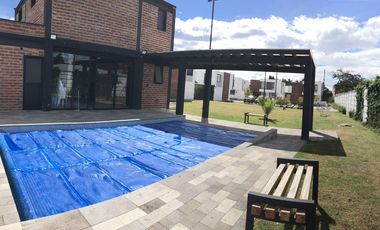 Venta casa en Puembo, no adosada, en Conjunto privado. SC