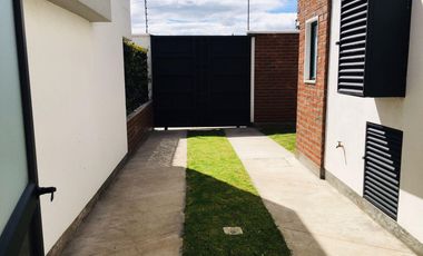 Venta casa en Puembo, no adosada, en Conjunto privado. SC