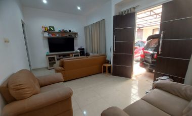 Dijual Cepat Rumah 3 Lantai Semi Furnished Mega Cinere