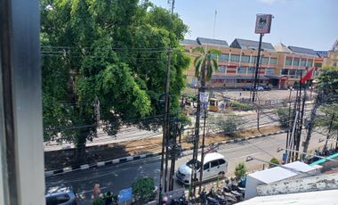 Ruko 3 Lantai Strategis, Panjang, Jarang ada, Siap pakai di Cinere Raya