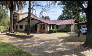 Casaquinta 2000metros con 3 propiedades  quincho pileta parrilla en Ituzaingó