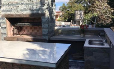Casaquinta 2000metros con 3 propiedades  quincho pileta parrilla en Ituzaingó
