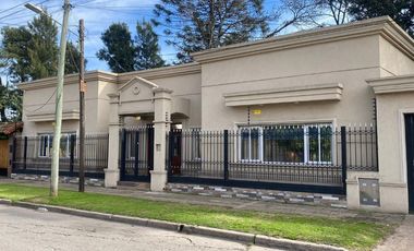 Casaquinta 2000metros con 3 propiedades  quincho pileta parrilla en Ituzaingó