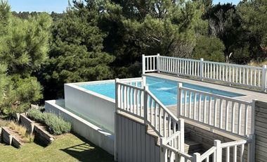 Venta en Barrio Ecuestre de Costa Esmeralda - cul de sac y en altura - pileta con borde infinito