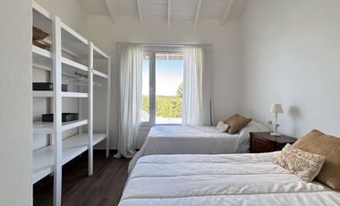Venta en Barrio Ecuestre de Costa Esmeralda - cul de sac y en altura - pileta con borde infinito