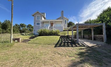 Venta en Barrio Ecuestre de Costa Esmeralda - cul de sac y en altura - pileta con borde infinito