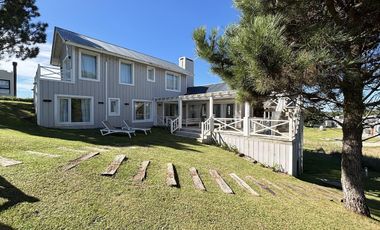 Venta en Barrio Ecuestre de Costa Esmeralda - cul de sac y en altura - pileta con borde infinito