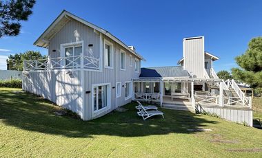 Venta en Barrio Ecuestre de Costa Esmeralda - cul de sac y en altura - pileta con borde infinito