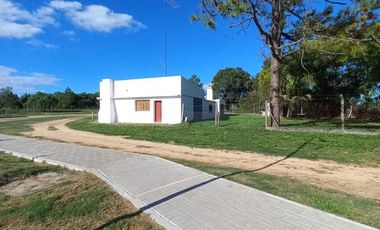 CASA EN VENTA SOBRE AV. PRINCIPAL (Col Ayuí)