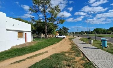 CASA EN VENTA SOBRE AV. PRINCIPAL (Col Ayuí)