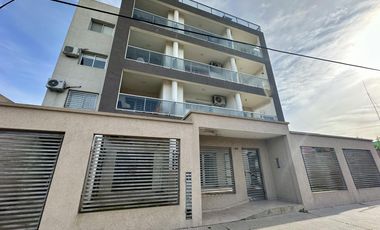 Departamento en Venta. 2 amb. Balcón terraza. Parrilla. Centro Zárate