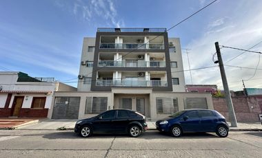 Departamento en Venta. 2 amb. Balcón terraza. Parrilla. Centro Zárate