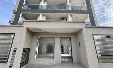 Departamento en Venta. 2 amb. Balcón terraza. Parrilla. Centro Zárate