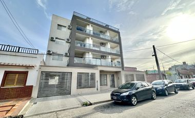 Departamento en Venta. 2 amb. Balcón terraza. Parrilla. Centro Zárate