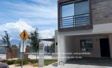Casa en Renta Semi Amueblada en Arezzo Residencial