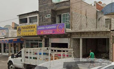 Casa con Local Comercial en Venta en el Fracc. Los Torrentes a 30 min. del Puerto de Veracruz.