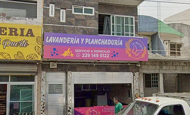 Casa con Local Comercial en Venta en el Fracc. Los Torrentes a 30 min. del Puerto de Veracruz.