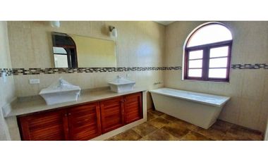 VENTA CASA LUJOSA EN  ALTOS DEL MARIA 2074M2 MLD