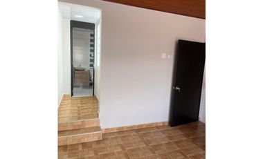 ACSI 1230. Casa en venta de 3 pisos en Chía, Cundinamarca.