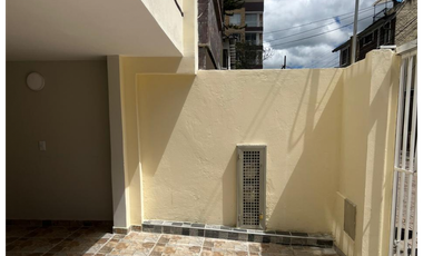 ACSI 1230. Casa en venta de 3 pisos en Chía, Cundinamarca.