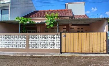 Dijual sekaligus tiga rumah baru siap huni plus kavling dekat kota
