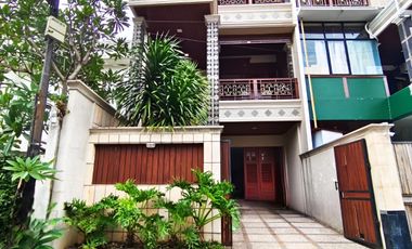Sewa Rumah Modern 3,5 Lantai di Pejaten Unfurnished