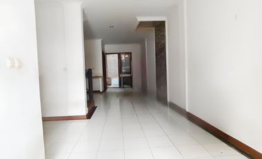 Sewa Rumah Modern 3,5 Lantai di Pejaten Unfurnished