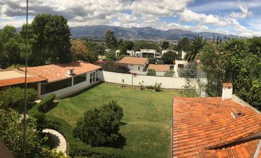 Venta 2 casas CUMBAYÁ 6 dormitorios jardín y área de trabajo