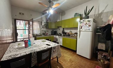 VENTA CASA 3 AMB C/PATIO Y GARAGE - CLAYPOLE