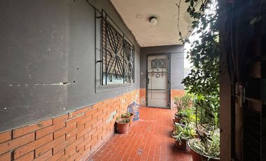 VENTA CASA 3 AMB C/PATIO Y GARAGE - CLAYPOLE