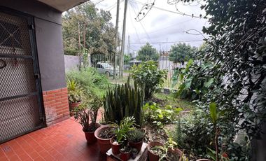 VENTA CASA 3 AMB C/PATIO Y GARAGE - CLAYPOLE