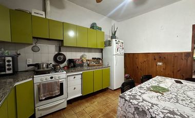 VENTA CASA 3 AMB C/PATIO Y GARAGE - CLAYPOLE