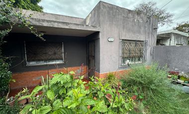 VENTA CASA 3 AMB C/PATIO Y GARAGE - CLAYPOLE