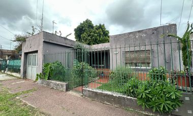 VENTA CASA 3 AMB C/PATIO Y GARAGE - CLAYPOLE