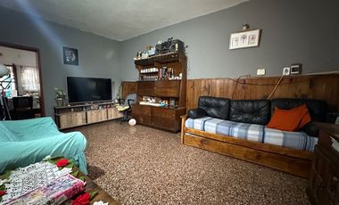 VENTA CASA 3 AMB C/PATIO Y GARAGE - CLAYPOLE