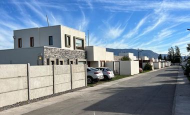 Moderna Casa de 2 Pisos en El Monte – Conectividad, Naturaleza y Estilo en un Solo Lugar