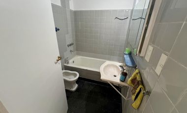 Mb depto de 3 amb, muy luminoso al lateral - Exc estado - Mb