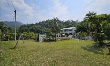 VENTA ESPECTACULAR CASA LOTE UBICADA  A 10 MINUTOS DE LA VEGA C/MARCA