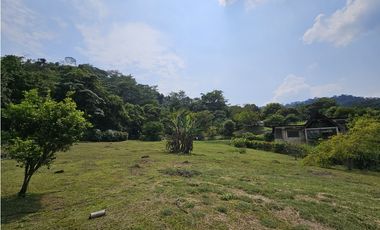 VENTA ESPECTACULAR CASA LOTE UBICADA  A 10 MINUTOS DE LA VEGA C/MARCA