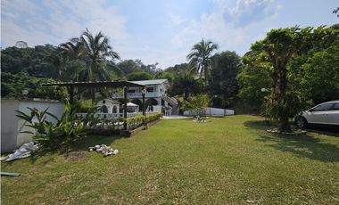 VENTA ESPECTACULAR CASA LOTE UBICADA  A 10 MINUTOS DE LA VEGA C/MARCA
