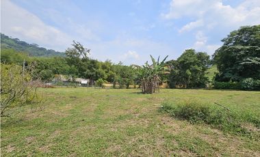 VENTA ESPECTACULAR CASA LOTE UBICADA  A 10 MINUTOS DE LA VEGA C/MARCA