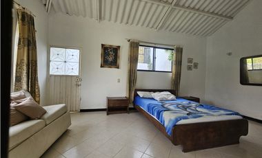 VENTA ESPECTACULAR CASA LOTE UBICADA  A 10 MINUTOS DE LA VEGA C/MARCA