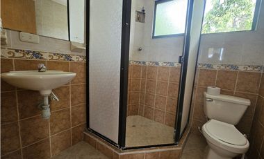 VENTA ESPECTACULAR CASA LOTE UBICADA  A 10 MINUTOS DE LA VEGA C/MARCA