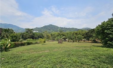 VENTA ESPECTACULAR CASA LOTE UBICADA  A 10 MINUTOS DE LA VEGA C/MARCA