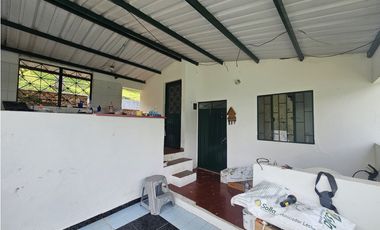 VENTA ESPECTACULAR CASA LOTE UBICADA  A 10 MINUTOS DE LA VEGA C/MARCA