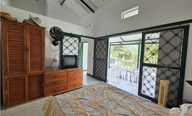 VENTA ESPECTACULAR CASA LOTE UBICADA  A 10 MINUTOS DE LA VEGA C/MARCA