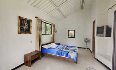 VENTA ESPECTACULAR CASA LOTE UBICADA  A 10 MINUTOS DE LA VEGA C/MARCA