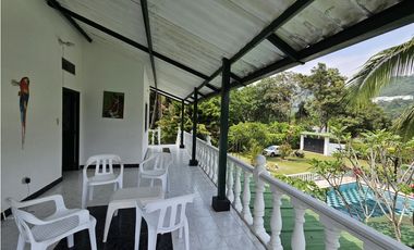 VENTA ESPECTACULAR CASA LOTE UBICADA  A 10 MINUTOS DE LA VEGA C/MARCA