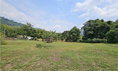 VENTA ESPECTACULAR CASA LOTE UBICADA  A 10 MINUTOS DE LA VEGA C/MARCA